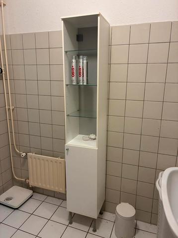 Gratis Badkamermeubel met Glazen Planken beschikbaar voor biedingen