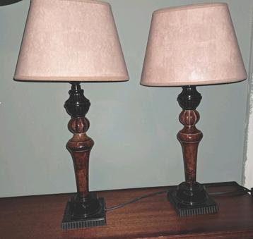 Twee elegante tafellampen  beschikbaar voor biedingen
