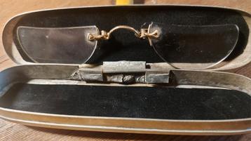 Antieke pince nez knijpbril halvemaan glazen + metalen koker beschikbaar voor biedingen
