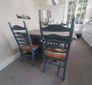 Mooie eikenhouten tafel met 4 bijpassende stoelen beschikbaar voor biedingen