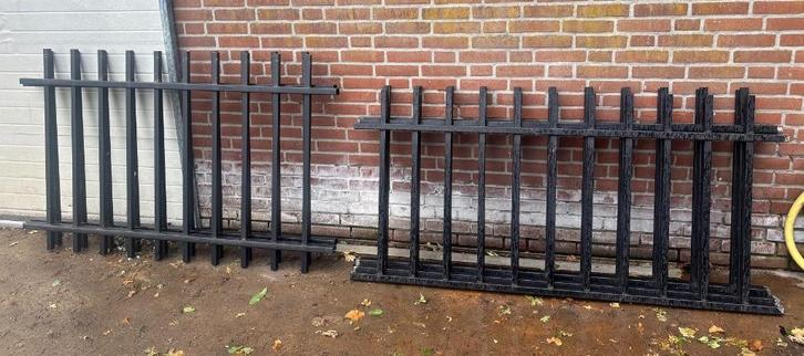 Drie delen spijlen hekwerk met vierkante kokers, Tuin en Terras, Tuinhekken en Hekwerk, Gebruikt, Spijlenhekwerk, IJzer, Ophalen