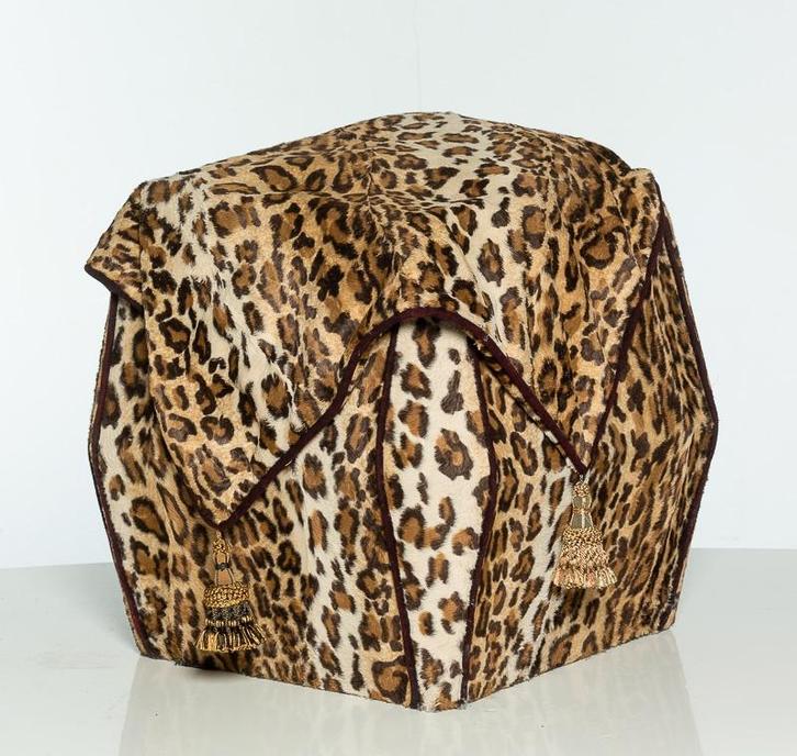 decoratieve poef bekleed met panterstof, met kussen, Huis en Inrichting, Banken | Voetenbanken en Poefen, Zo goed als nieuw, Minder dan 50 cm