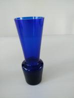 21 cm hoog blauw glazen vaas, Antiek en Kunst, Antiek | Glas en Kristal, Ophalen of Verzenden