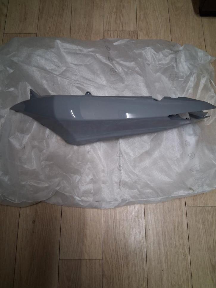 Piaggio mp3 300 hpe zeipaneel links Nardo grey nieuw, Motoren, Tuning en Styling, Ophalen of Verzenden