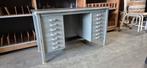 Industrieel vintage zwaar uitgevoerde metalen bureau., Ophalen, Gebruikt