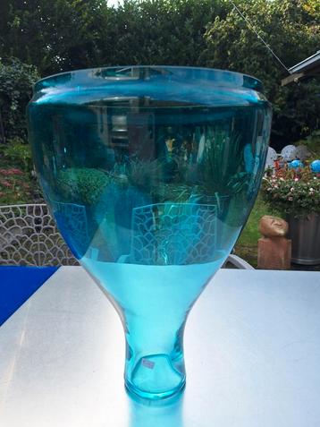 Vaas glas blauw.DALEN,DRENTHE  beschikbaar voor biedingen
