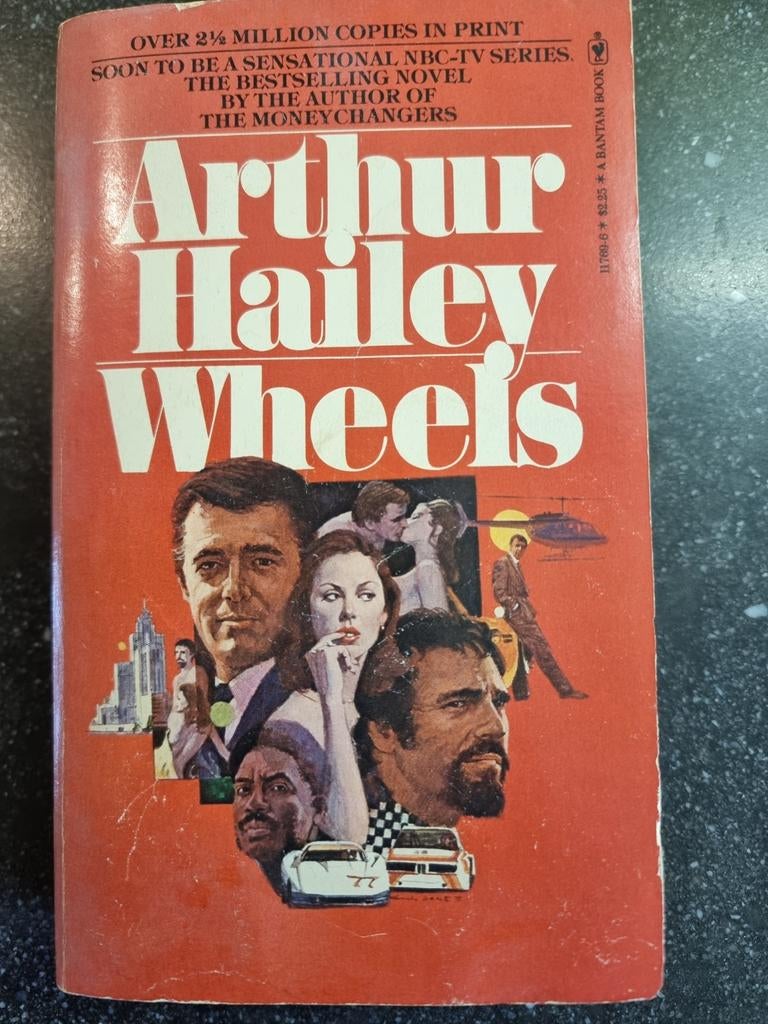 Arthur Hailey - Wheels - Gelezen boek, Ophalen of Verzenden, Gelezen, Arthur Hailey, Amerika