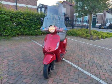 La souris Sourini Vespa look snorscooter beschikbaar voor biedingen
