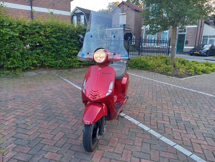 La souris Sourini Vespa look snorscooter, Fietsen en Brommers, Scooters | Peugeot, Zo goed als nieuw, Overige modellen, Maximaal 25 km/u