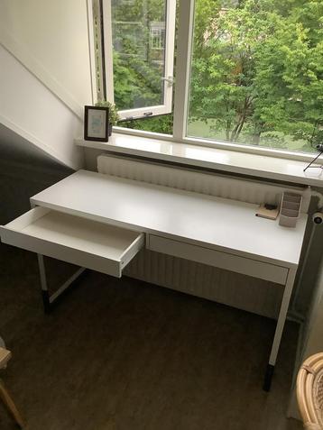 VERHOOGD bureau + stoel ikea beschikbaar voor biedingen