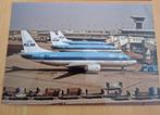 2 Foto's van KLM vliegtuigen Schiphol 1990, Verzamelen, Verzenden, Nieuw, Kaart, Foto of Prent