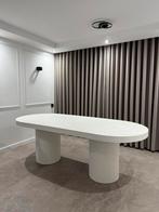 Beton cire tafel met cilinderpoten, Eikenhout, Vijf personen of meer, Ovaal, Nieuw