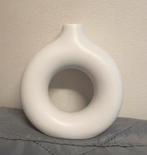 Witte donut vaas, Wit, Aardewerk of Porselein, Ophalen of Verzenden, Zo goed als nieuw