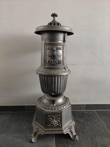 Antieke Godin Kachel beschikbaar voor biedingen