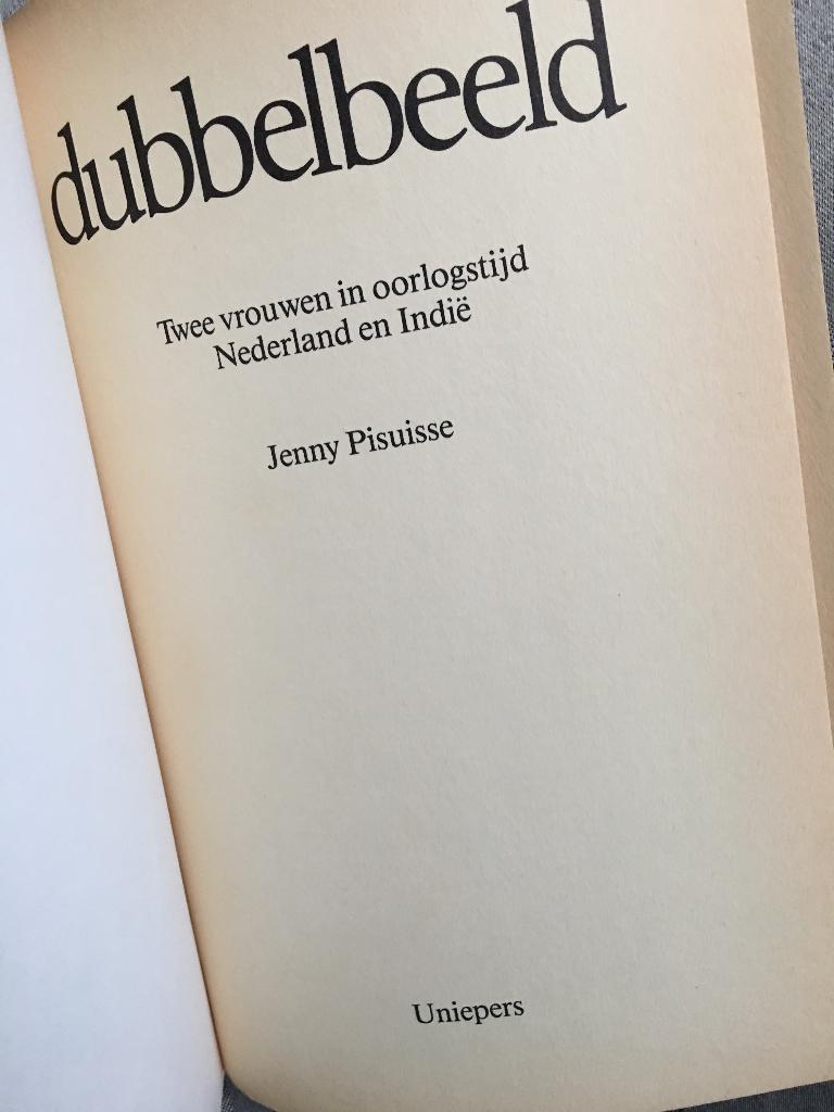 Dubbelbeeld, twee vrouwen in oorlogstijd Nederland en Indië, Ophalen of Verzenden, 20e eeuw of later, Zo goed als nieuw