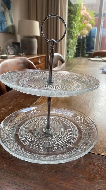 Etagere -glas beschikbaar voor biedingen