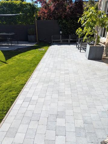 Restpartij ca. 3 m2 Vietnamees hardsteen 15x15 beschikbaar voor biedingen