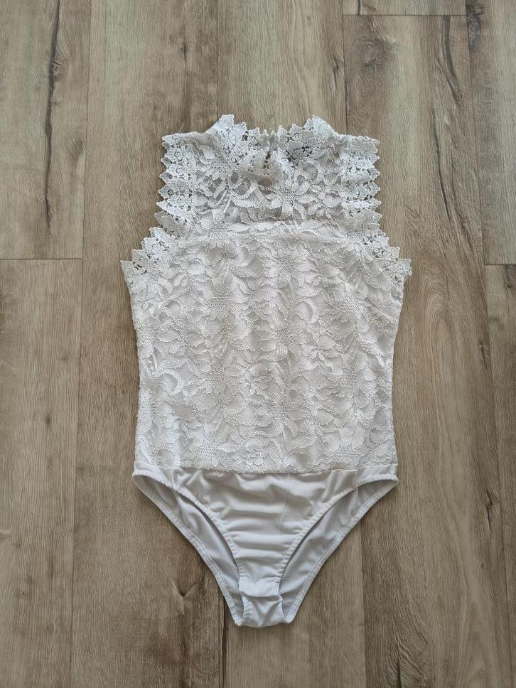 Prachtige witte kanten body top, maat M. Blouse kant wit., Kleding | Dames, Blouses en Tunieken, Zo goed als nieuw, Maat 38/40 (M)