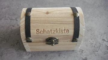 Schatkistje met trommelstenen beschikbaar voor biedingen