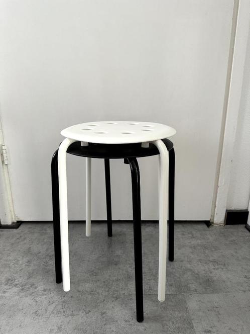 2 IKEA MARIUS Krukjes – Wit & Zwart – Totaal €5,-, Huis en Inrichting, Krukjes, Zo goed als nieuw, Kunststof, Ophalen