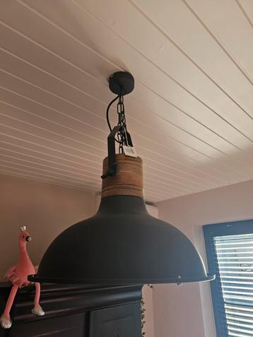 Zwarte lamp beschikbaar voor biedingen