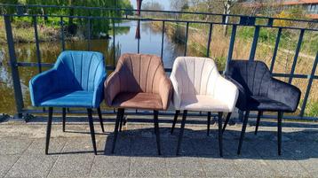 Gloednieuwe Eetkamerstoelen – Set van 4 beschikbaar voor biedingen