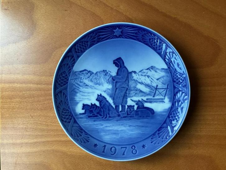 Royal Copenhagen Jaarbord 1978 - Rusten tijdens de sledetoch, Antiek en Kunst, Antiek | Wandborden en Tegels, Ophalen of Verzenden