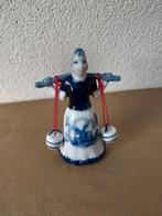 Keramieken beeldje van boerinnetje met 2 emmers Souvenir, Antiek en Kunst, Ophalen of Verzenden