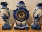 Delfts blauwe klok met twee bijbehorende vazen, Antiek en Kunst, Antiek | Klokken, Ophalen