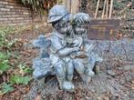 Betonnen tuinbeeld: Jongen en meisje op bank, Tuin en Terras, Ophalen, Gebruikt, Beton, Mensenbeeld