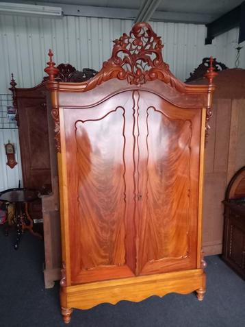 Puntgave Holl kuifkast ea beschikbaar voor biedingen