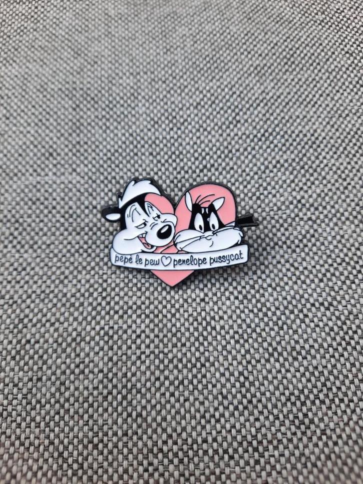 1 pin met Pepe Le Pew & Penelope Pussycat te koop, Verzamelen, Speldjes, Pins en Buttons, Nieuw, Speldje of Pin, Overige onderwerpen
