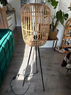 Mooie staande rieten vloer lamp, zwart, houten kap, Huis en Inrichting, Lampen | Vloerlampen, Ophalen, Gebruikt, Metaal, 150 tot 200 cm