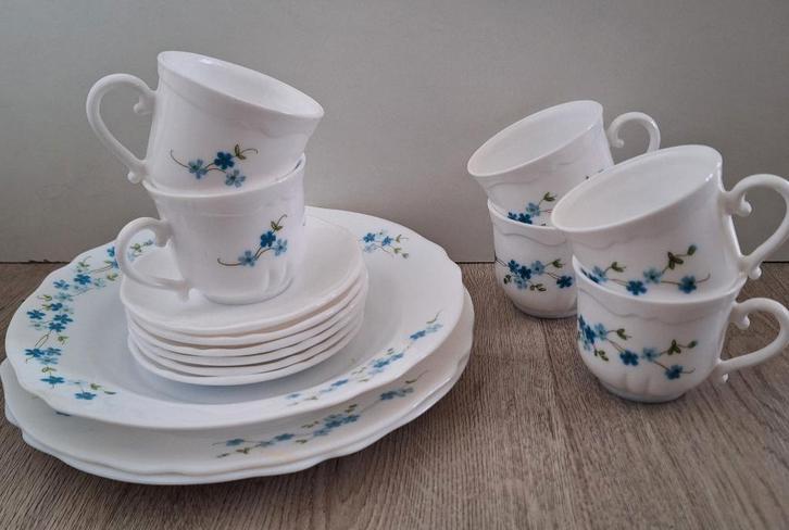 3 borden 6 kop en schotels vergeet-mij-niet Arcopal, Antiek en Kunst, Antiek | Servies los, Ophalen of Verzenden