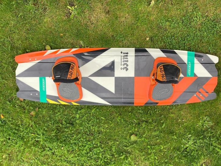 RRD Juice V4 Kiteboard 140x42cm, Watersport en Boten, Kitesurfen, Gebruikt, Kiteboard, 4 m² of minder, Twintip, Ophalen
