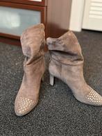 Taupe suede laarzen van Karen Millen maat 36, Kleding | Dames, Schoenen, Lage of Enkellaarzen, Ophalen of Verzenden, Zo goed als nieuw
