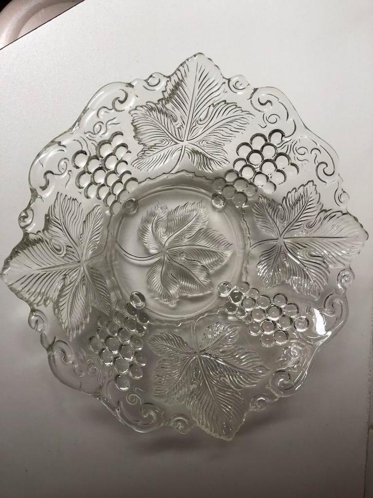 Vintage glazen fruitschaal met druivenmotief, Antiek en Kunst, Antiek | Schalen, Ophalen of Verzenden