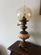 Koperkleurige schemerlamp(olielampmodel) met porseleinen bol, Huis en Inrichting, Lampen | Tafellampen, Ophalen, Gebruikt, 50 tot 75 cm