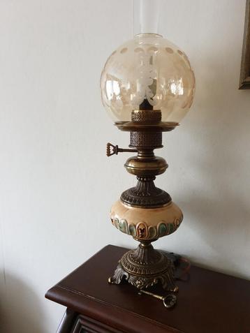 Koperkleurige schemerlamp(olielampmodel) met porseleinen bol beschikbaar voor biedingen