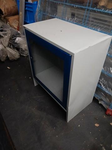 Metalen Kast met glazen deur en sleutel 60x35x70cm  beschikbaar voor biedingen
