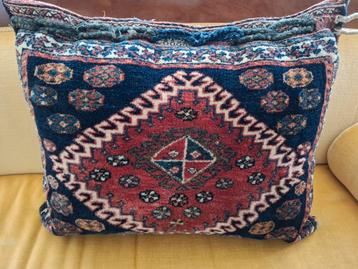 zeer groot perzisch kussen beschikbaar voor biedingen