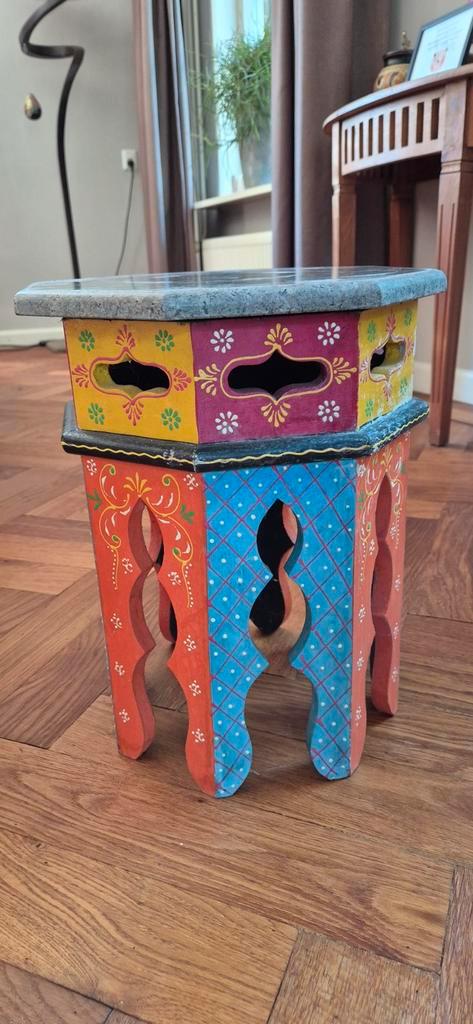 Kleurrijk bijzettafeltje met natuurstenen blad, Huis en Inrichting, Tafels | Bijzettafels, Nieuw, Rond, Minder dan 45 cm, Minder dan 55 cm