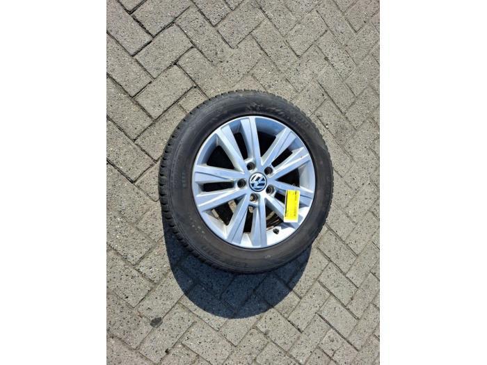 Velg + Winterband van een Volkswagen Golf, Auto-onderdelen, Banden en Velgen, Personenwagen, Gebruikt, 3 maanden garantie, Verzenden