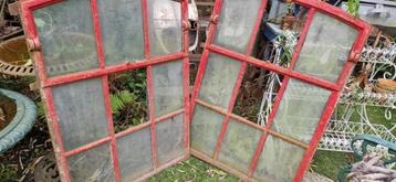 2 grote(1 meter) gietijzeren kantelbare stalramen (brocante) beschikbaar voor biedingen