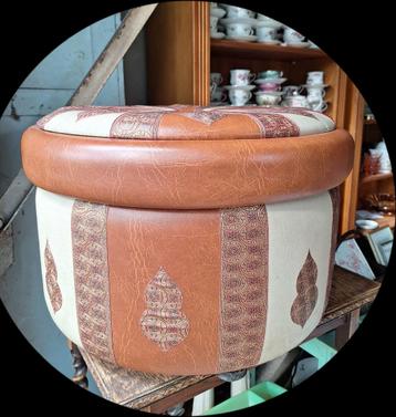 Vintage skai leren poef met opberg ruimte, op pootjes, 70's  beschikbaar voor biedingen