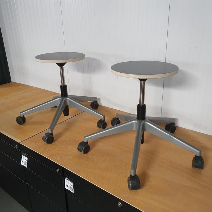 Ahrend krukken - multiplex houten zitting - 51 cm zithoogte, Huis en Inrichting, Krukjes, Gebruikt, Hout, Ophalen