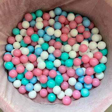 Ballenbak met 200 gekleurde ballen beschikbaar voor biedingen