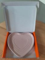 Le Creuset hartvormige Lepelhouder Chiffon Pink Nieuw in box, Ophalen of Verzenden, Zo goed als nieuw, Overige stijlen, Schaal of Schalen