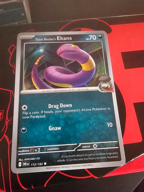 Pokémon kaart - Destined Rivals - Rocket's Ekans 112/182, Hobby en Vrije tijd, Verzamelkaartspellen | Pokémon, Nieuw, Losse kaart