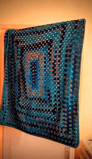 Blauw gebreide sjaal/ kleedje 112x 90cm. beschikbaar voor biedingen